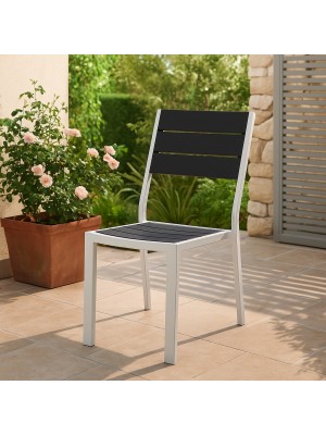 Vista ambientata Sedia con struttura in metallo e polietilene colore Grafite senza braccioli modello Messico Totò Piccinni