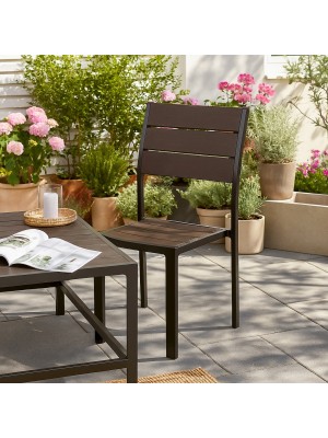 Vista ambientata Sedia con struttura in metallo e polietilene colore Marrone senza braccioli modello Messico Totò Piccinni