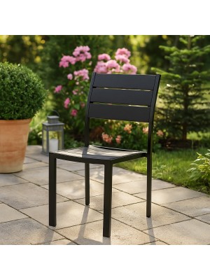 Vista ambientata Sedia con struttura in metallo e polietilene colore Nero senza braccioli modello Messico Totò Piccinni