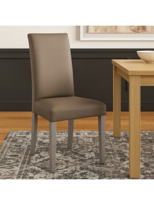 Vista ambientata Sedia imbottita in similpelle colore Effetto nabuk Marrone con struttura e gambe in legno modello Denver Totò Piccinni