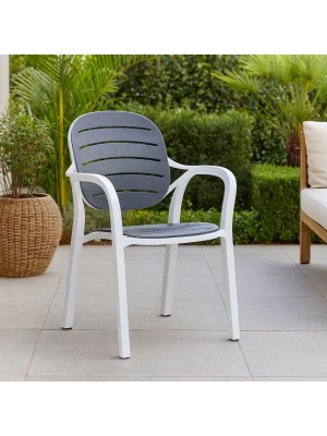 Vista ambientata Sedia Poltrona in Polipropilene colore "Bianco/Marrone" design impilabile con braccioli modello Nadia Totò Piccinni
