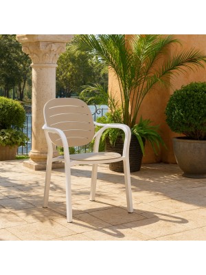 Vista ambientata Sedia Poltrona in Polipropilene colore "Bianco/Cappuccino" design impilabile con braccioli modello Nadia Totò Piccinni
