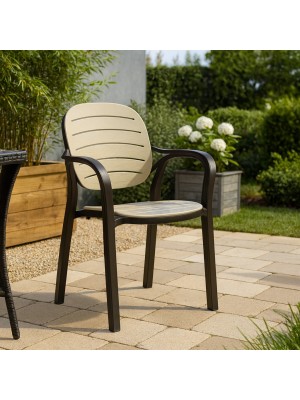 Vista ambientata Sedia Poltrona in Polipropilene colore "Marrone/Cappuccino" design impilabile con braccioli modello Nadia Totò Piccinni