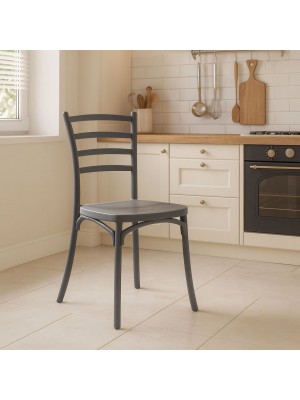 Vista ambientata Sedia in Polipropilene colore Grigio design impilabile modello Borgo Totò Piccinni
