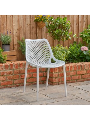 Vista ambientata Sedia in Polipropilene intrecciato colore Bianco modello Loren Totò Piccinni