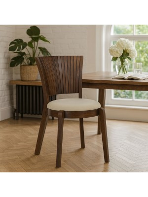 Vista ambientata Sedia in Legno massello seduta in similpelle imbottita colore Beige modello Senna Totò Piccinni