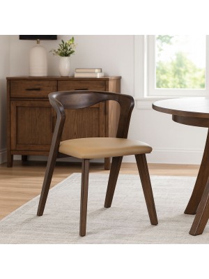 Vista ambientata Sedia in legno con seduta in similpelle colore Marrone vista diagonale modello Arno Totò Piccinni 