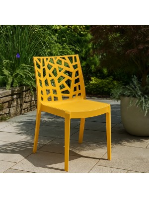 Vista ambientata Sedia in Polipropilene colore Giallo Senape design impilabile per esterno made in italy modello Matrix Totò Piccinni