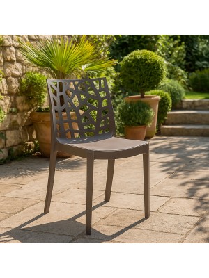 Vista ambientata Sedia in Polipropilene colore Tortora design impilabile per esterno made in italy modello Matrix Totò Piccinni