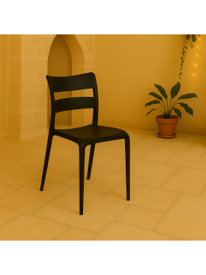 Vista ambientata interna Sedia in Polipropilene colore Nero design moderno ed impilabile modello Onda Totò Piccinni