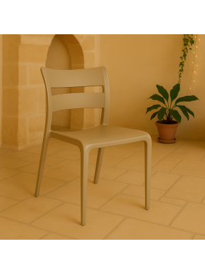 Vista ambientata interna Sedia in Polipropilene colore Sabbia design moderno ed impilabile modello Onda Totò Piccinni