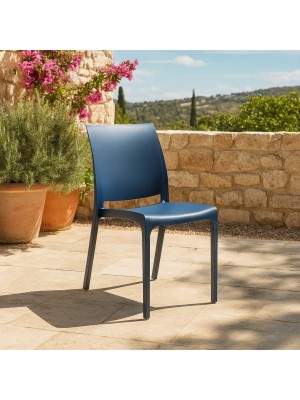 Vista ambientata Sedia in Polipropilene per esterno colore Blu design impilabile per esterno modello Volga Totò Piccinni