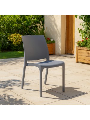 Vista ambientata Sedia in Polipropilene per esterno colore Grigio design impilabile per esterno modello Volga Totò Piccinni