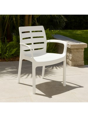Vista ambientata Sedia in Polipropilene colore Bianco design impilabile con braccioli modello Borneo Totò Piccinni