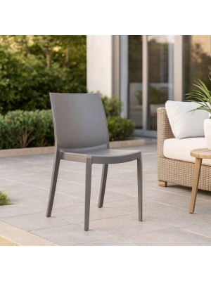 Vista ambientata Sedia in Polipropilene colore Grigio design impilabile made in italy modello Perla Totò Piccinni