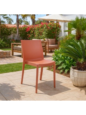 Vista ambientata Sedia in Polipropilene colore Rosso design impilabile made in italy modello Perla Totò Piccinni