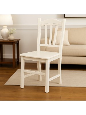 Vista ambientata di una sedia legno paesana Silvana artigianale colore avorio Totò Piccinni