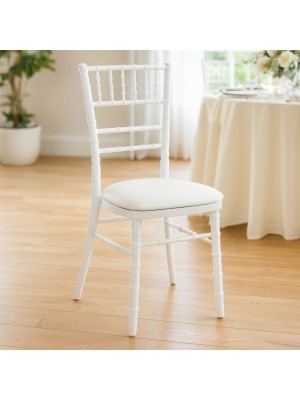Vista ambientata sedia in legno impilabile colore Bianco con cuscino per eventi e cerimonie modello Chiavarina Totò Piccinni