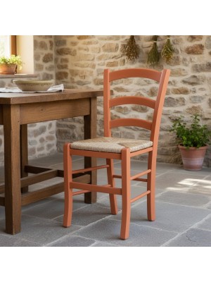 Vista ambientata di una sedia legno paesana Venezia artigianale colore Arancione Totò Piccinni