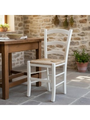 Vista ambientata di una sedia legno paesana Venezia artigianale colore Avorio Totò Piccinni