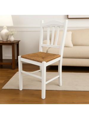 Vista ambientata di una sedia legno paesana Silvana artigianale colore bianco laccato Totò Piccinni