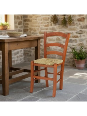 Vista ambientata di una sedia legno paesana Venezia artigianale colore Ciliegio Totò Piccinni