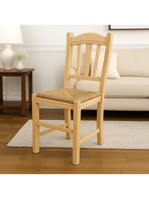 Vista ambientata di una sedia legno paesana Silvana artigianale colore naturale Totò Piccinni