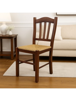 Vista ambientata di una sedia legno paesana Silvana artigianale colore noce Totò Piccinni