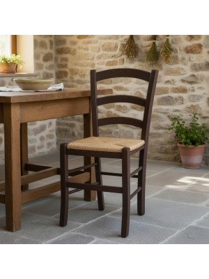 Vista ambientata di una sedia legno paesana Venezia artigianale colore noce Totò Piccinni