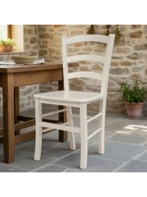 Vista ambientata di una sedia legno paesana Venezia artigianale colore avorio Totò Piccinni