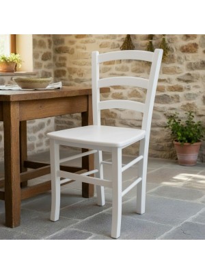 Vista ambientata di una sedia legno paesana Venezia artigianale colore bianco laccato Totò Piccinni