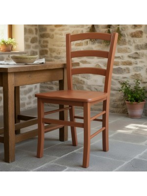 Vista ambientata di una sedia legno paesana Venezia artigianale colore Ciliegio Totò Piccinni