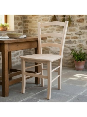 Vista ambientata  di una sedia legno paesana Venezia artigianale colore grezzo Totò Piccinni