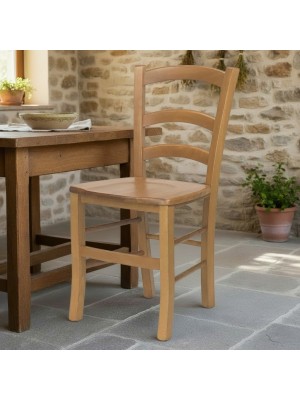 Vista ambientata di una sedia legno paesana Venezia artigianale colore Rovere seduta in massello Totò Piccinni