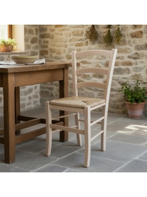 Vista ambientata di una sedia legno paesana Venezia artigianale colore grezzo Totò Piccinni