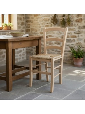 Vista ambientata di una sedia legno paesana Venezia artigianale colore naturale seduta in paglia Totò Piccinni