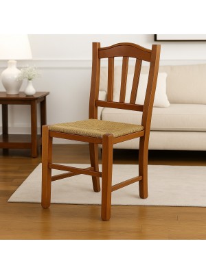 Vista ambientata  di una sedia legno paesana Silvana artigianale colore ciliegio Totò Piccinni