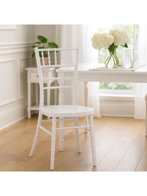 Vista ambientata sedia in legno impilabile colore Bianco senza cuscino per eventi e cerimonie modello Chiavarina Totò Piccinni