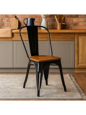 Vista ambientata Sedia da esterno in metallo colore Nero con seduta in legno design industriale modello Industry Totò Piccinni