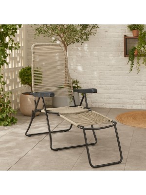 Vista ambientata Sdraio cordonata colore Tortora con 6 posizioni e poggiapiedi made in italy modello String Totò Piccinni