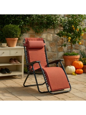 Vista ambientata Sedia a sdraio Gravity gravità zero reclinabile e pieghevole adatta ad ambienti esterni in robusto acciaio e resistente textilene lavabile colore Rosso 