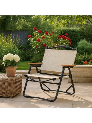 Vista ambientata Sedia sdraio da mare bassa colore Beige con struttura in alluminio e braccioli in legno modello Carlos Totò Piccinni