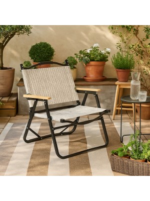 Vista ambientata Sedia sdraio da mare bassa colore Millefoglie con struttura in alluminio e braccioli in legno modello Carlos Totò Piccinni