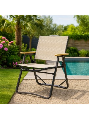 Vista ambientata Sedia sdraio da mare alta colore Beige con struttura in alluminio e braccioli in legno modello Carlos Totò Piccinni