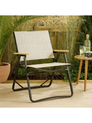 Vista ambientata Sedia sdraio da mare alta colore Millefoglie con struttura in alluminio e braccioli in legno modello Carlos Totò Piccinni