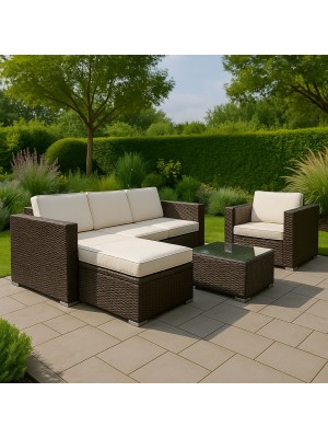 Vista ambientata Set in Polyrattan marrone divano 3 posti, poltrone, pouf e tavolino con piano in vetro modello Carlos Totò Piccinni