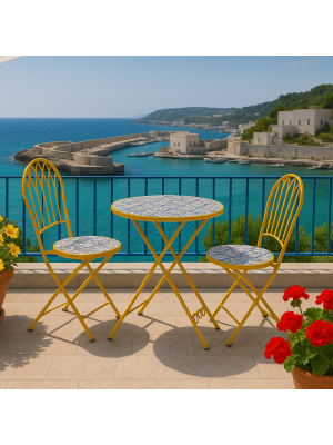 Vista ambientata Set pieghevole con 2 sedie e tavolino con maioliche colore Giallo Ocra modello Capri Totò Piccinni