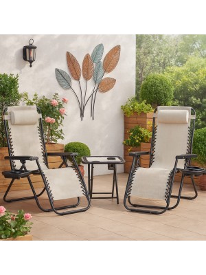 Vista ambientata Set bistrot 2 sedie sdraio e tavolino in textilene colore Beige modello Gravity Totò Piccinni