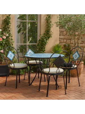 Vista ambientata set completo tavolo e 4 sedie con mosaico struttura in metallo con decoro in terracotta modello Positano Totò Piccinni 