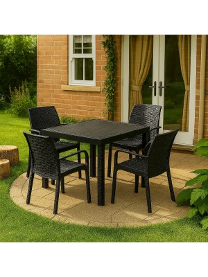 Vista ambientata set pranzo tavolo dallas 80x80 con 4 sedie indiana con bracicoli in polipropilene simil rattan 